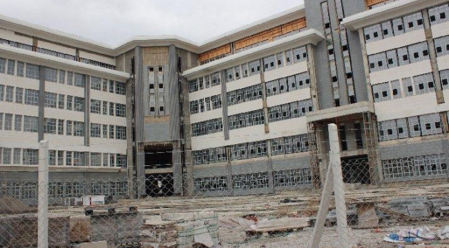 AKP'li belediyenin kendi hizmet binası bile yarıda kalmış