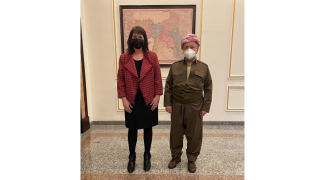 Mesud Barzaniden, Türkiyenin bölündüğü haritanın önünde poz
