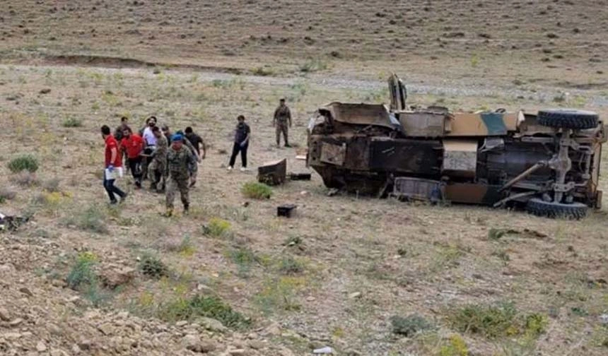 Askeri araç kaza yaptı: Ölü ve yaralılar var