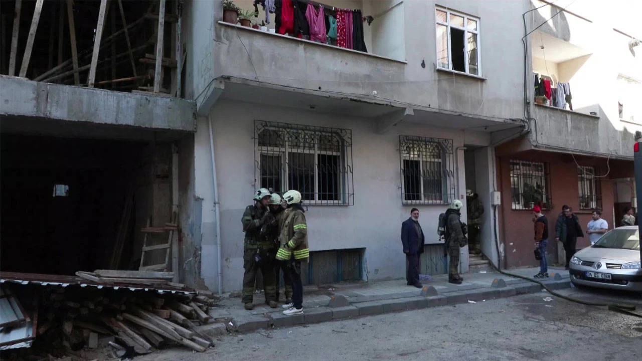 Bağcılar'da 4 katlı binada yangın: 1 ölü