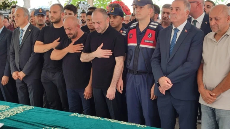 Tutuklu Belediye başkan yardımcısı babasının cenazesine jandarmayla getirildi