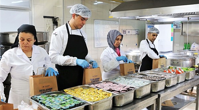 Küçükçekmece Belediyesi'nden ilköğretim öğrencilerine beslenme çantası desteği