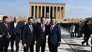 CHP İstanbul İl Başkanı Özgür Çelik ve Yönetimi Anıtkabir'de 