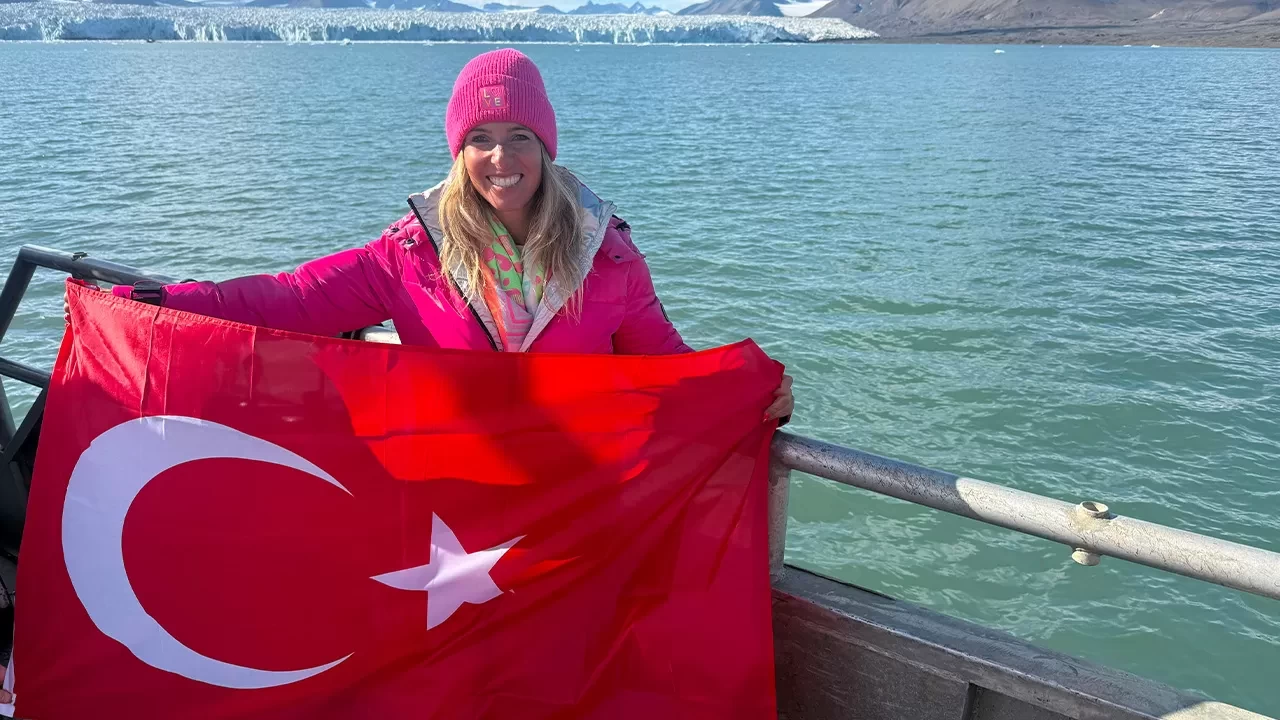 Deniz Kayadelen, buzullarda yüzen ilk Türk sporcu olarak tarihe geçti
